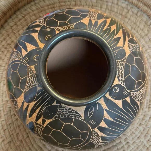 Mata Ortiz Blackware Pottery Vase with Turtle & Fish Etching – Hand-Burnished Sg - Picture 4 of 10